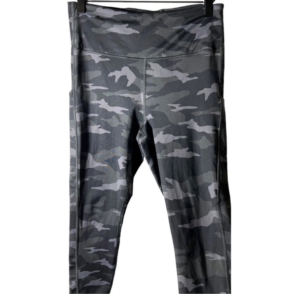 Athleta Ultimate Camo 7/8 Tight Medium - Picture 4 of 10